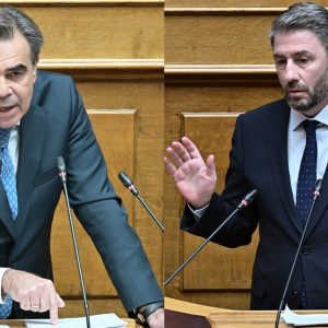 Κόντρα Ανδρουλάκη-Σχοινά στη Βουλή για το άρθρο 74, τα «άκρα» και τον λαϊκισμό