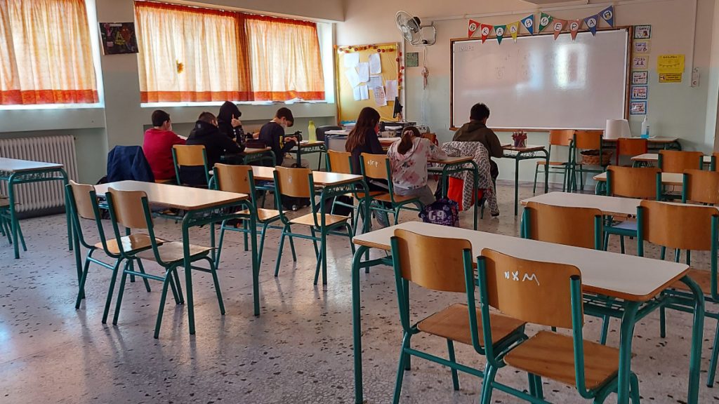 Η Ελλάδα των άδειων θρανίων και των γεμάτων υποσχέσεων - Το μεγάλο ξεπούλημα της νέας γενιάς!