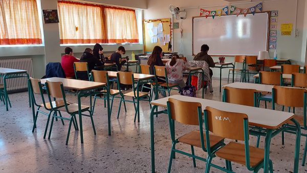 Η Ελλάδα των άδειων θρανίων και των γεμάτων υποσχέσεων - Το μεγάλο ξεπούλημα της νέας γενιάς!