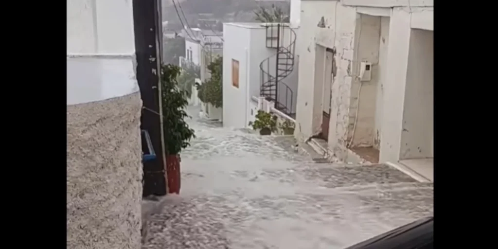 Ισχυρή καταιγίδα έπληξε τη Σύρο: Ποτάμια οι δρόμοι, πτώση δένδρου, δείτε βίντεο