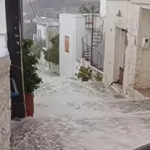 Ισχυρή καταιγίδα έπληξε τη Σύρο: Ποτάμια οι δρόμοι, πτώση δένδρου, δείτε βίντεο