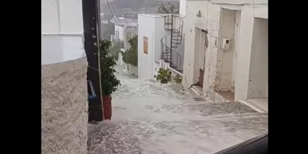 Ισχυρή καταιγίδα έπληξε τη Σύρο: Ποτάμια οι δρόμοι, πτώση δένδρου, δείτε βίντεο