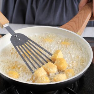 Πόσες φορές μπορούμε να τηγανίσουμε με το ίδιο λάδι; Πότε πρέπει οπωσδήποτε να το πετάξουμε