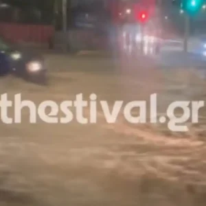 Μπουρίνι «σάρωσε» τη Θεσσαλονίκη – Δρόμοι μετατράπηκαν σε χειμάρρους μέσα σε λίγη ώρα