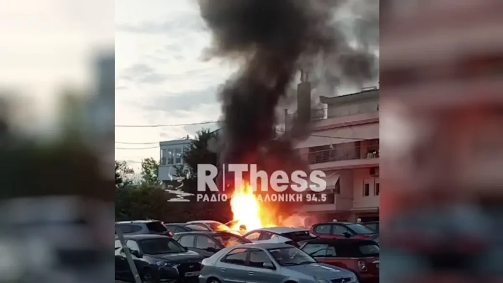 Θεσσαλονίκη: Τρία αυτοκίνητα τυλίχτηκαν στις φλόγες στην Πυλαία – Πυκνοί καπνοί σκέπασαν τον ουρανό
