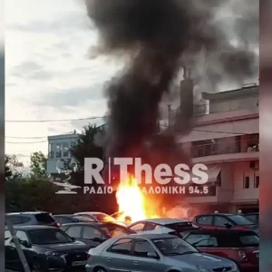 Θεσσαλονίκη: Τρία αυτοκίνητα τυλίχτηκαν στις φλόγες στην Πυλαία – Πυκνοί καπνοί σκέπασαν τον ουρανό