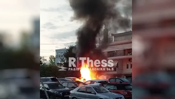Θεσσαλονίκη: Τρία αυτοκίνητα τυλίχτηκαν στις φλόγες στην Πυλαία – Πυκνοί καπνοί σκέπασαν τον ουρανό