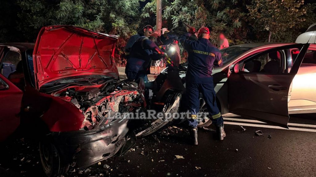 Λαμία: Μετωπική σύγκρουση με δύο τραυματίες - Στο ένα αυτοκίνητο επέβαινε οικογένεια με μικρό παιδί (ΒΙΝΤΕΟ-ΦΩΤΟ)