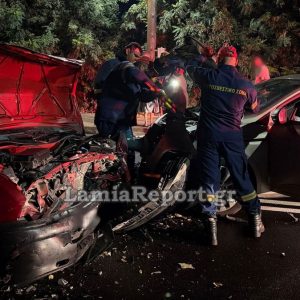 Λαμία: Μετωπική σύγκρουση με δύο τραυματίες - Στο ένα αυτοκίνητο επέβαινε οικογένεια με μικρό παιδί (ΒΙΝΤΕΟ-ΦΩΤΟ)
