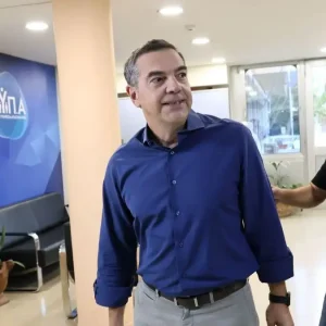 Η ΕΛ.Α.Σ. κοιτάζει τις κάλπες, όχι τα σενάρια συνεργασιών