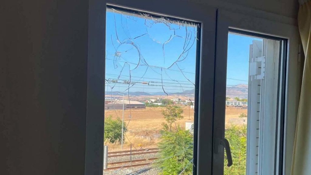 Νεαροί Ρομά έσπασαν τζάμια σε Δομή Φροντίδας Ηλικιωμένων στο Πυρί