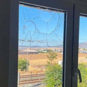 Νεαροί Ρομά έσπασαν τζάμια σε Δομή Φροντίδας Ηλικιωμένων στο Πυρί