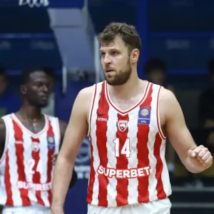 Ολυμπιακός – ΠΑΟΚ 101-96: Ο διαστημικός Βεζένκοφ και ο ψυχρός Μοντέρο έδωσαν το Super Cup στους Πειραιώτες σε τελικό θρίλερ