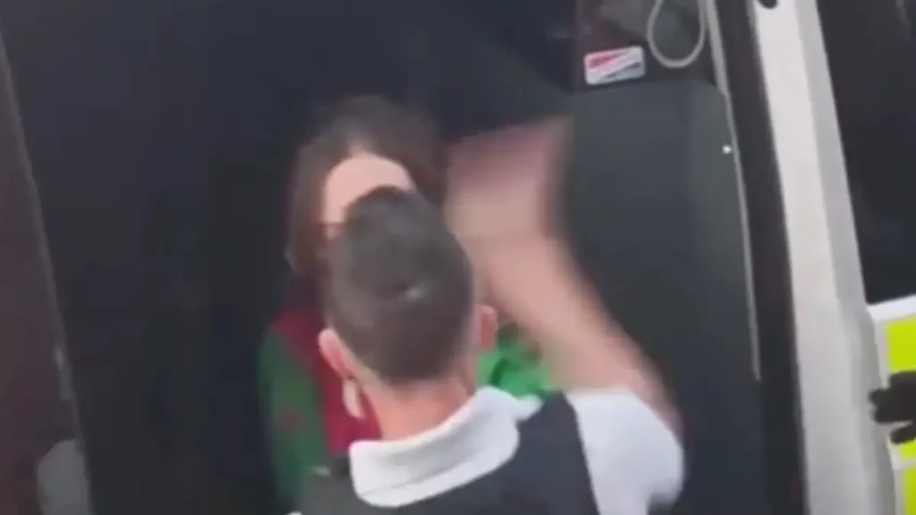 Σάλος στο Βέλγιο με βίντεο που δείχνει αστυνομικό να χτυπά γυναίκα με χειροπέδες στο πρόσωπο