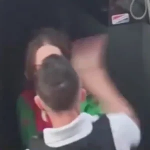 Σάλος στο Βέλγιο με βίντεο που δείχνει αστυνομικό να χτυπά γυναίκα με χειροπέδες στο πρόσωπο