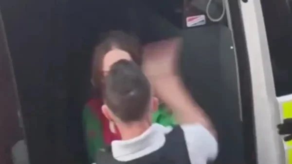 Σάλος στο Βέλγιο με βίντεο που δείχνει αστυνομικό να χτυπά γυναίκα με χειροπέδες στο πρόσωπο