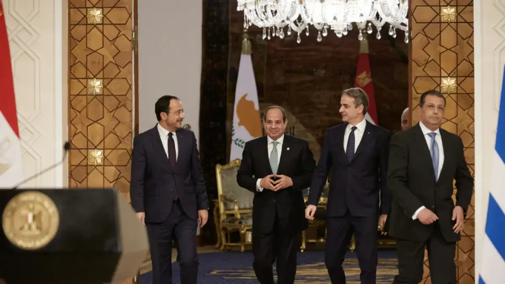 Στην Αίγυπτο ο Μητσοτάκης: Τετ α τετ με Αλ Σίσι και τριμερής με Χριστοδουλίδη – Στην ατζέντα θαλάσσιες ζώνες, Λιβύη, ενέργεια και Μονή Σινά