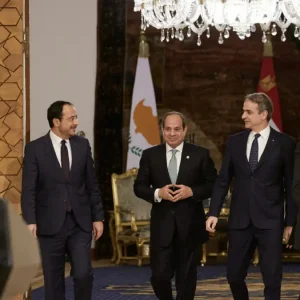 Στην Αίγυπτο ο Μητσοτάκης: Τετ α τετ με Αλ Σίσι και τριμερής με Χριστοδουλίδη – Στην ατζέντα θαλάσσιες ζώνες, Λιβύη, ενέργεια και Μονή Σινά