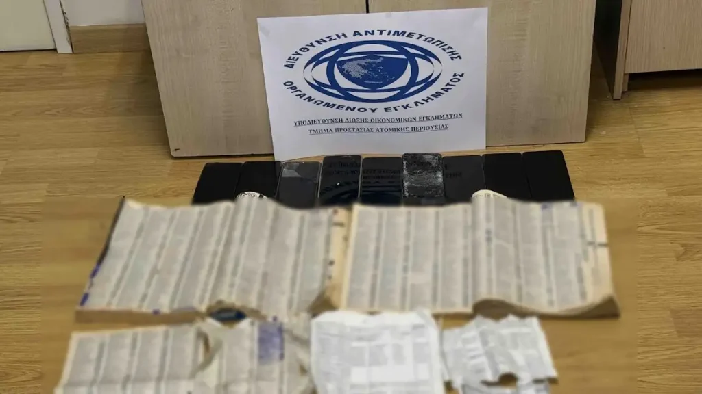 Ζεφύρι: Βίντεο από «ντου» αστυνομικών σε κρησφύγετο κυκλώματος που έκανε τηλεφωνικές απάτες – 700.000 ευρώ η λεία