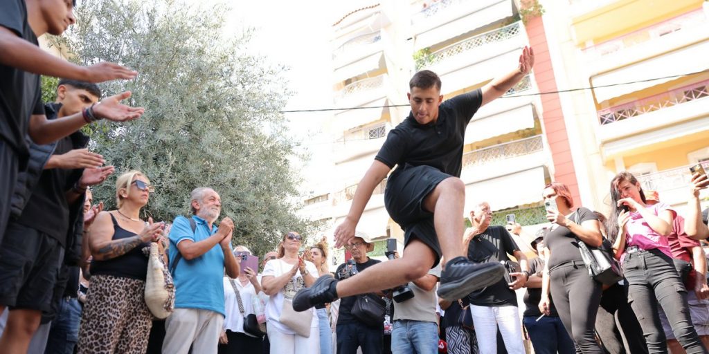 Κηδεία Μαζωνάκη: Θαυμαστές του χόρεψαν ζεϊμπέκικο έξω από την εκκλησία (ΦΩΤΟ)