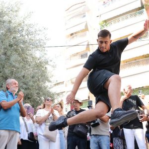 Κηδεία Μαζωνάκη: Θαυμαστές του χόρεψαν ζεϊμπέκικο έξω από την εκκλησία (ΦΩΤΟ)