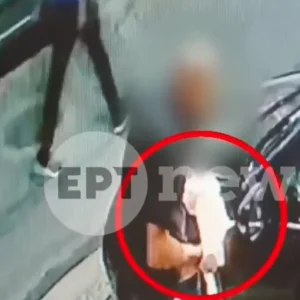 Βίντεο ντοκουμέντο: Η στιγμή που ο δράστης βάζει φωτιά στο αυτοκίνητο του αντιδημάρχου Ζωγράφου - Περνούσε κόσμος από το σημείο