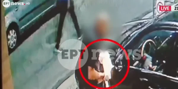 Βίντεο ντοκουμέντο: Η στιγμή που ο δράστης βάζει φωτιά στο αυτοκίνητο του αντιδημάρχου Ζωγράφου - Περνούσε κόσμος από το σημείο