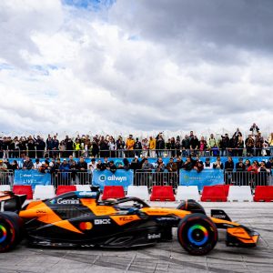 Τα πιο δυνατά καρέ του showrun με τη McLaren MCL60 και τη McLaren MP4/6 του Ayrton Senna