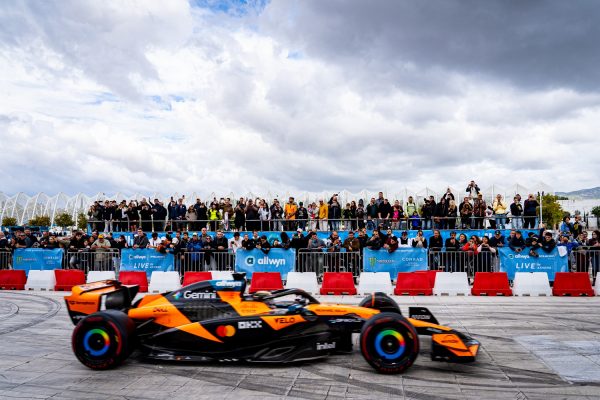 Τα πιο δυνατά καρέ του showrun με τη McLaren MCL60 και τη McLaren MP4/6 του Ayrton Senna