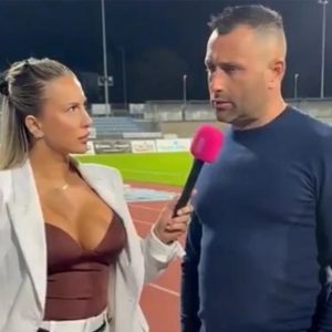 Η εντυπωσιακή δημοσιογράφος που έφερε σε αμηχανία προπονητή με το αποκαλυπτικό ντύσιμό της και το viral βίντεο
