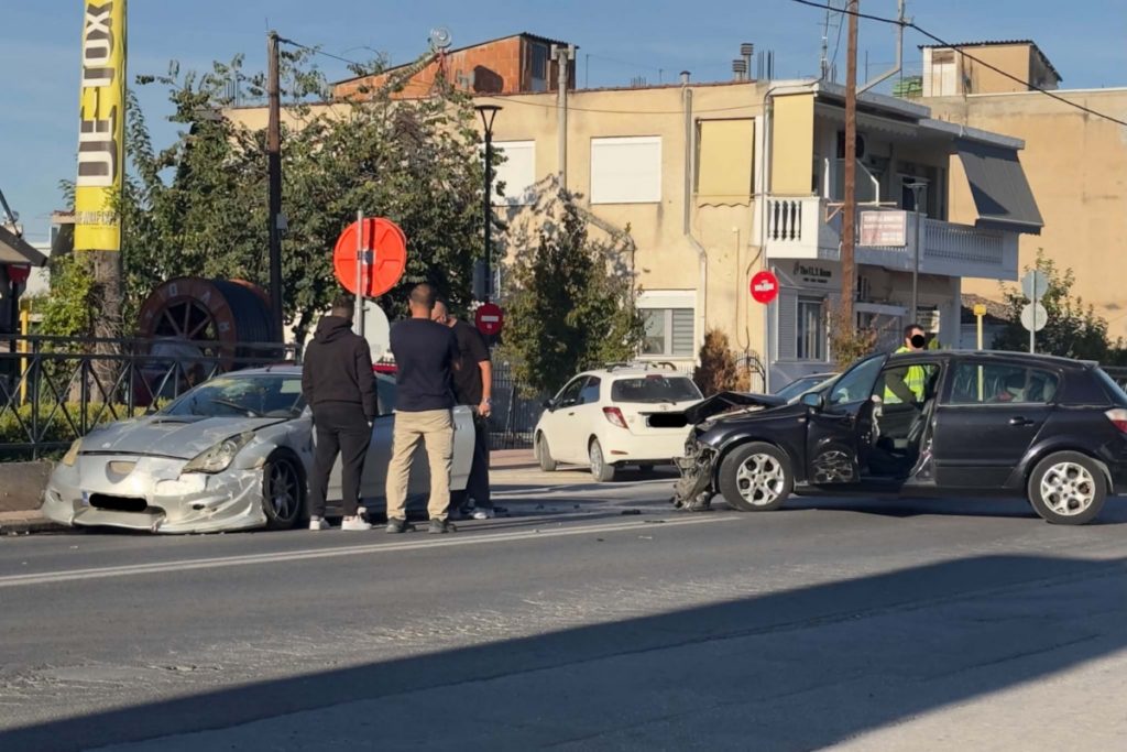 Σύγκρουση αυτοκινήτων στο κέντρο της Λάρισας (ΦΩΤΟ)
