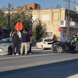 Σύγκρουση αυτοκινήτων στο κέντρο της Λάρισας (ΦΩΤΟ)