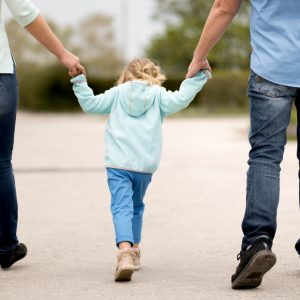 Πώς λέμε στο παιδί ότι η μαμά και ο μπαμπάς δεν τα πάνε καλά – Γιατί το «όλα καλά» είναι λάθος