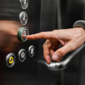 Έκλεψαν καλώδια ασανσέρ σε πολυκατοικία στο κέντρο της Αθήνας: Είμαι 91 ετών, είναι αδύνατο να ανέβω, λέει κάτοικος
