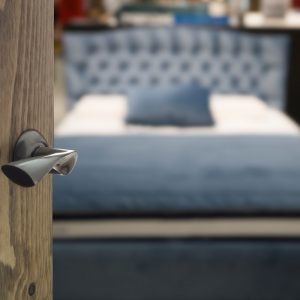 Τι αποκαλύπτει για την προσωπικότητά σας η επιθυμία να κοιμάστε με κλειστή πόρτα