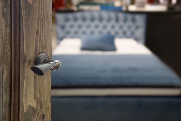 Τι αποκαλύπτει για την προσωπικότητά σας η επιθυμία να κοιμάστε με κλειστή πόρτα