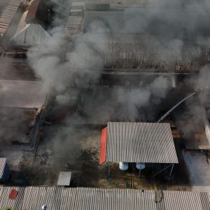 «Ακούσαμε ένα μπαμ, σκάγανε μπουκάλες και είδαμε φλόγες και καπνούς» - Μέχρι το ξημέρωμα η μάχη με τις φλόγες στη βιοτεχνία στον Ελαιώνα