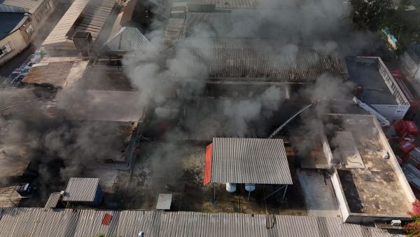 Σε εξέλιξη η κατάσβεση της φωτιάς σε δύο βιοτεχνίες στον Ελαιώνα, απομακρύνονται όσοι βρίσκονται σε απόσταση 400 μέτρων από τα κτίρια