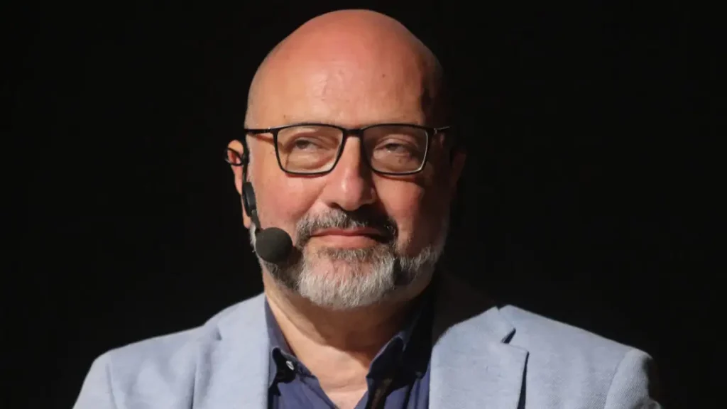 Ο Σάκης Αρναούτογλου συγκλονίζει: «Η μητέρα μου είχε Αλτσχάιμερ και έφτασε 24 κιλά»