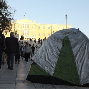 Στήνουν ξανά σκηνές οι φοιτητές στο Σύνταγμα -Διαμαρτύρονται για στεγαστικό και ΑΕΙ, αύριο το πανεκπαιδευτικό συλλαλητήριο