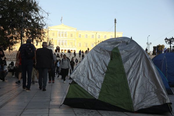 Στήνουν ξανά σκηνές οι φοιτητές στο Σύνταγμα -Διαμαρτύρονται για στεγαστικό και ΑΕΙ, αύριο το πανεκπαιδευτικό συλλαλητήριο