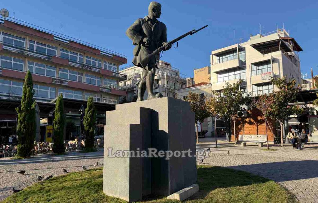 Προχώρησε άμεσα σε αποκατάσταση του αγάλματος του εύζωνα πολεμιστή ο Δήμος Λαμιέων