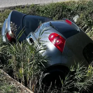 Τροχαίο στο Αγρίνιο: Αυτοκίνητα συγκρούστηκαν και έκαναν «βουτιά» σε αρδευτικό χαντάκι