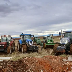 Λάρισα: Αγρότες φτάνουν με τα τρακτέρ τους στον χώρο όπου θα μιλήσει ο Κυριάκος Μητσοτάκης