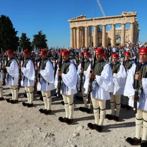 Η έπαρση της σημαίας στον Ιερό Βράχο της Ακρόπολης για την 82η επέτειο από την Απελευθέρωση της Αθήνας (ΒΙΝΤΕΟ)