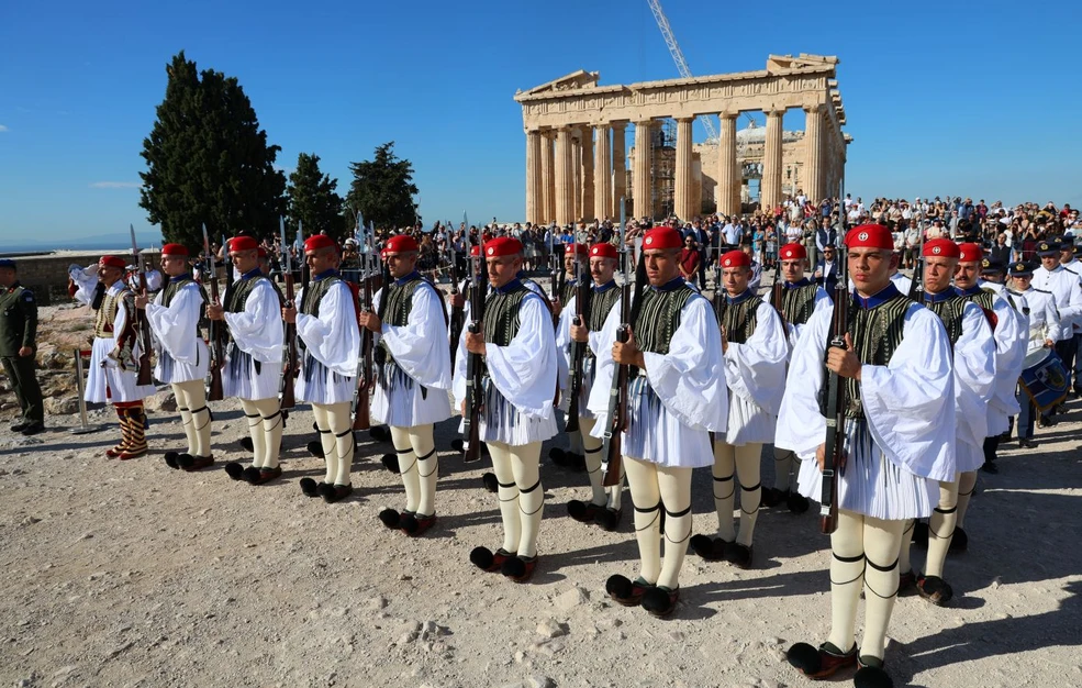 Η έπαρση της σημαίας στον Ιερό Βράχο της Ακρόπολης για την 82η επέτειο από την Απελευθέρωση της Αθήνας (ΒΙΝΤΕΟ)
