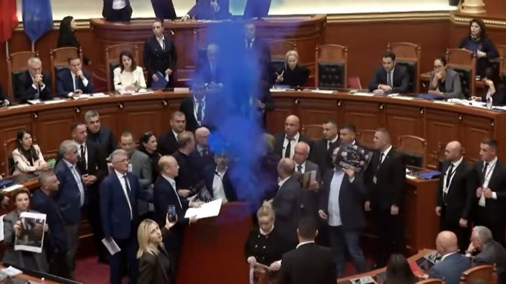 Αλβανία: Χάος στη Βουλή – Άναψαν καπνογόνα στελέχη της αντιπολίτευσης
