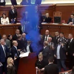 Αλβανία: Χάος στη Βουλή – Άναψαν καπνογόνα στελέχη της αντιπολίτευσης