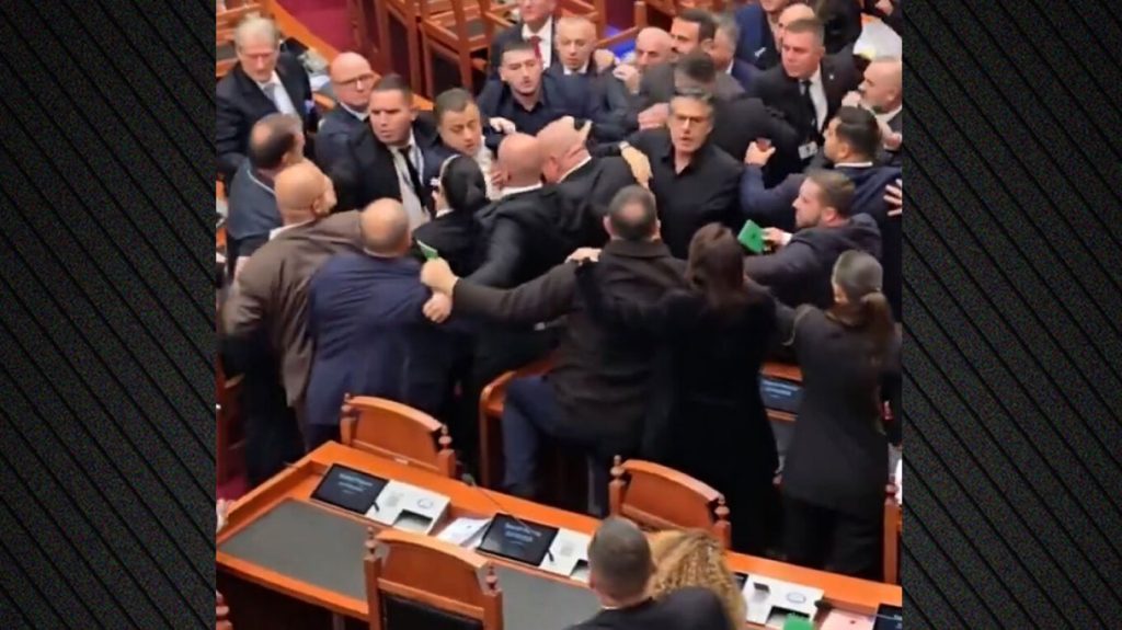 Ρινγκ η Βουλή της Αλβανίας: Άγριο ξύλο μεταξύ βουλευτών με αυτούς της αντιπολίτευσης να μιλούν για «εγκληματικό κοινοβούλιο» (ΒΙΝΤΕΟ)