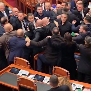 Ρινγκ η Βουλή της Αλβανίας: Άγριο ξύλο μεταξύ βουλευτών με αυτούς της αντιπολίτευσης να μιλούν για «εγκληματικό κοινοβούλιο» (ΒΙΝΤΕΟ)